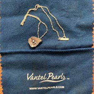 Black pearl necklace by Vantel